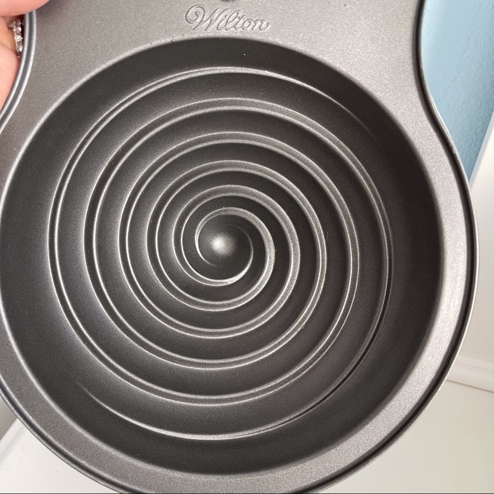 Wilton Giant Cupcake Cake Pan - Picture 7 of 11